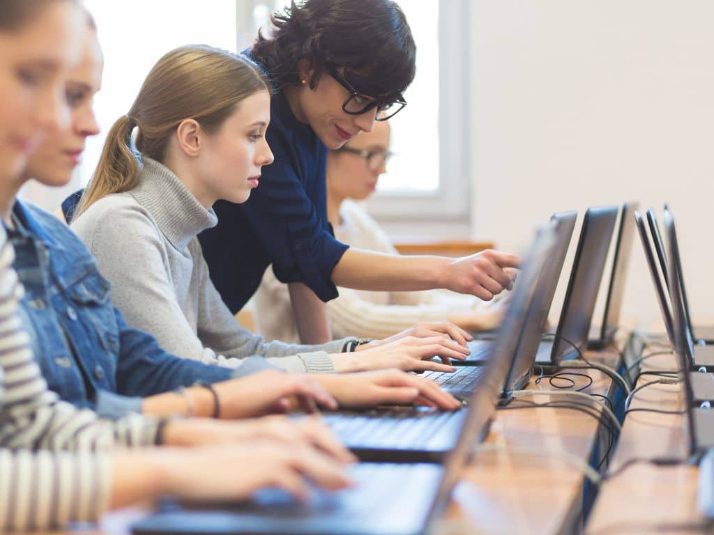 Aprendizaje colaborativo sobre el estado del arte en investigación Grupo de estudiantes aprendiendo a estructurar el estado del arte con computadoras.