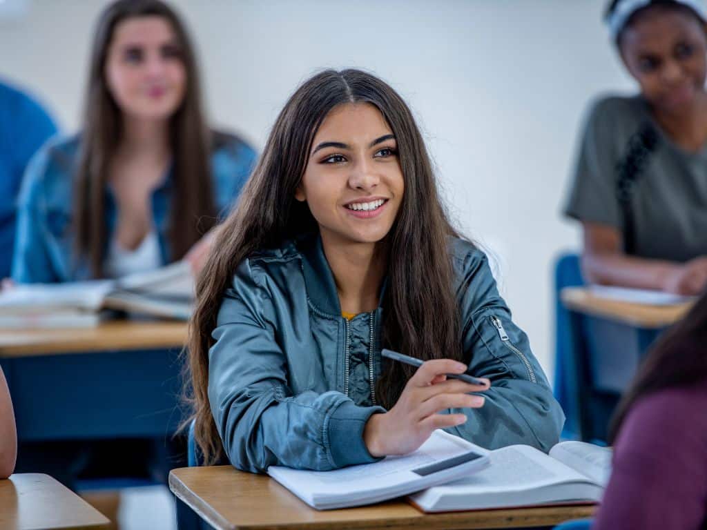 Estudiante preparando su tesis universitaria en clase Joven estudiante en clase tomando apuntes para desarrollar su tesis universitaria