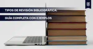 Portada con el texto “Tipos de revisión bibliográfica: guía completa con ejemplos” y una pila de libros junto a un portátil abierto, representando el análisis y síntesis de literatura académica